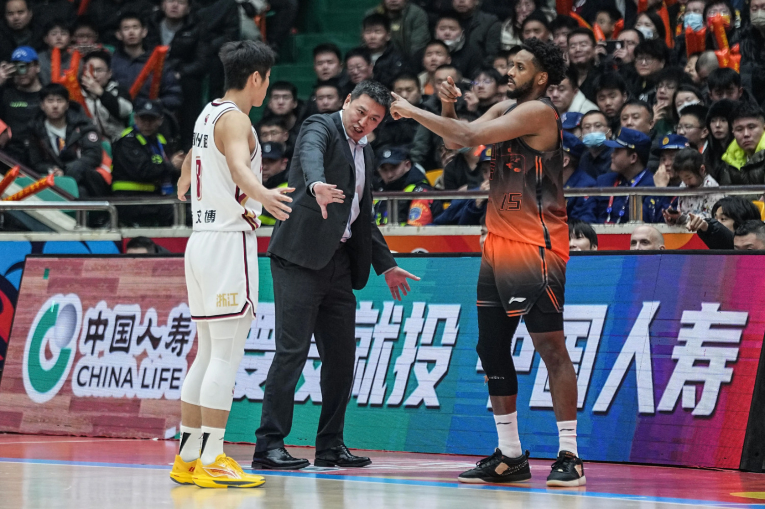 关于黑龙江男篮场上情绪低落，教练组全力支持的信息